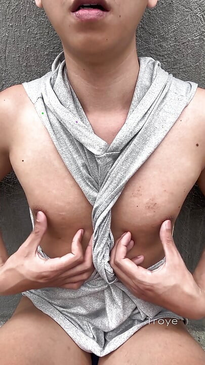 Awek Asia comel berjalan-jalan pagi di taman dan melancap