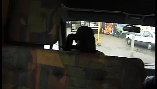 Блондинку-крошку вспахали в машине в тройничке