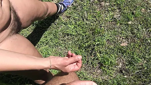 Orang asing minta aku kencing dari memek berbuluku