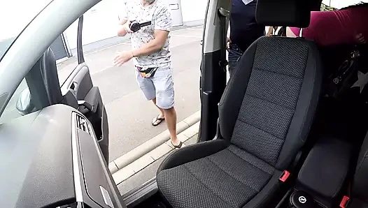 Büyük götlü seksi orta yaşlı seksi kadın arabada ve açık havada sikiliyor