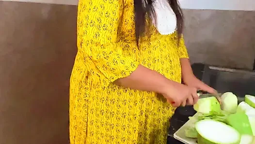 Suddenly I Fucked My Stepmother in Law While She Was Cutting Curry in the Kitchen - Desi Rough Sex