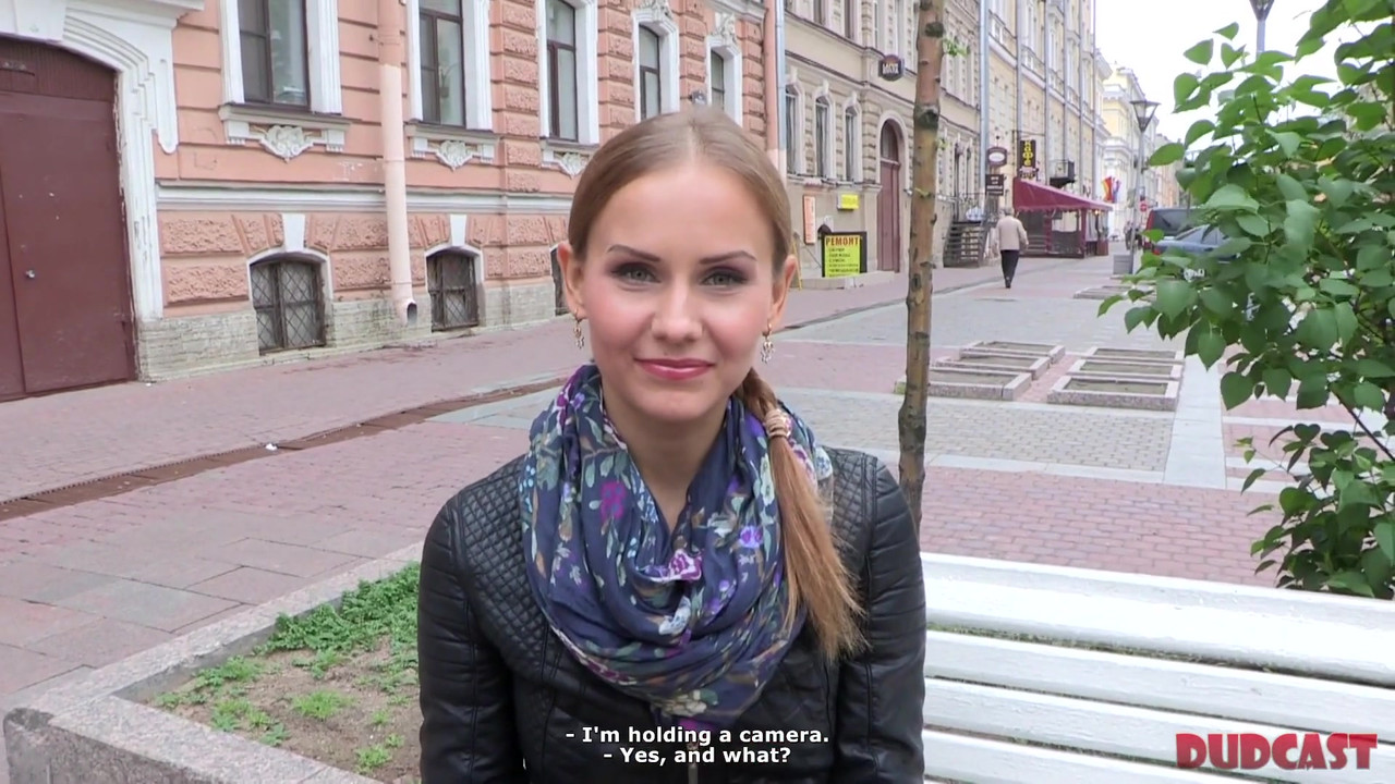 漂亮女孩被引诱与经验丰富的色情经纪人发生性关系