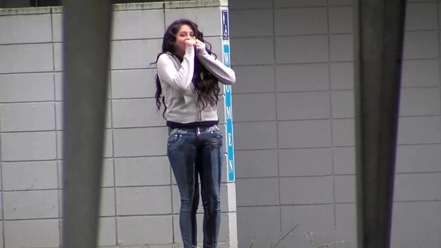 linda morena orina en el pantalon