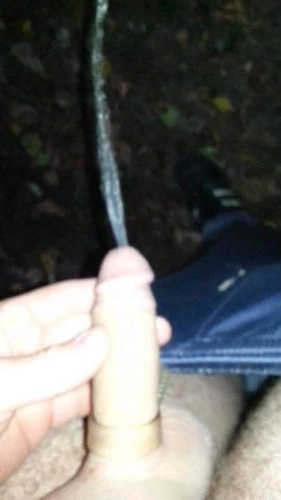 Im Wald mit nem Penisring gepisst