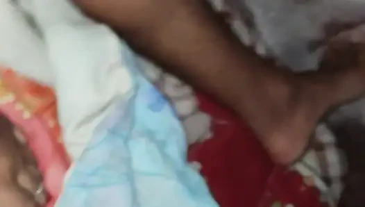 Видео от первого лица - индийскую мачеху поделили одной кровати и сделали пасынка счастливым.