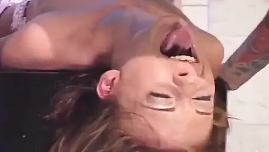 Симпатичную 21-летнюю французскую тинку трахнули в рот