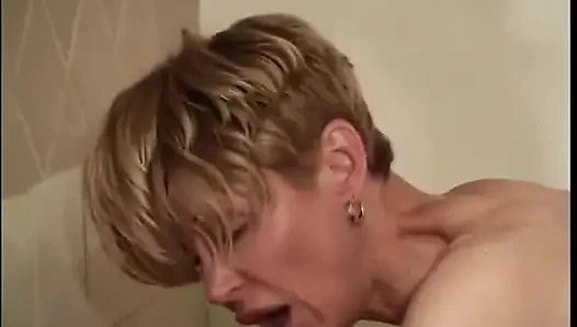 Cewek rambut pendek rambut pirang & cowok biseksual nyepong dan ngentot kontol pria bertato