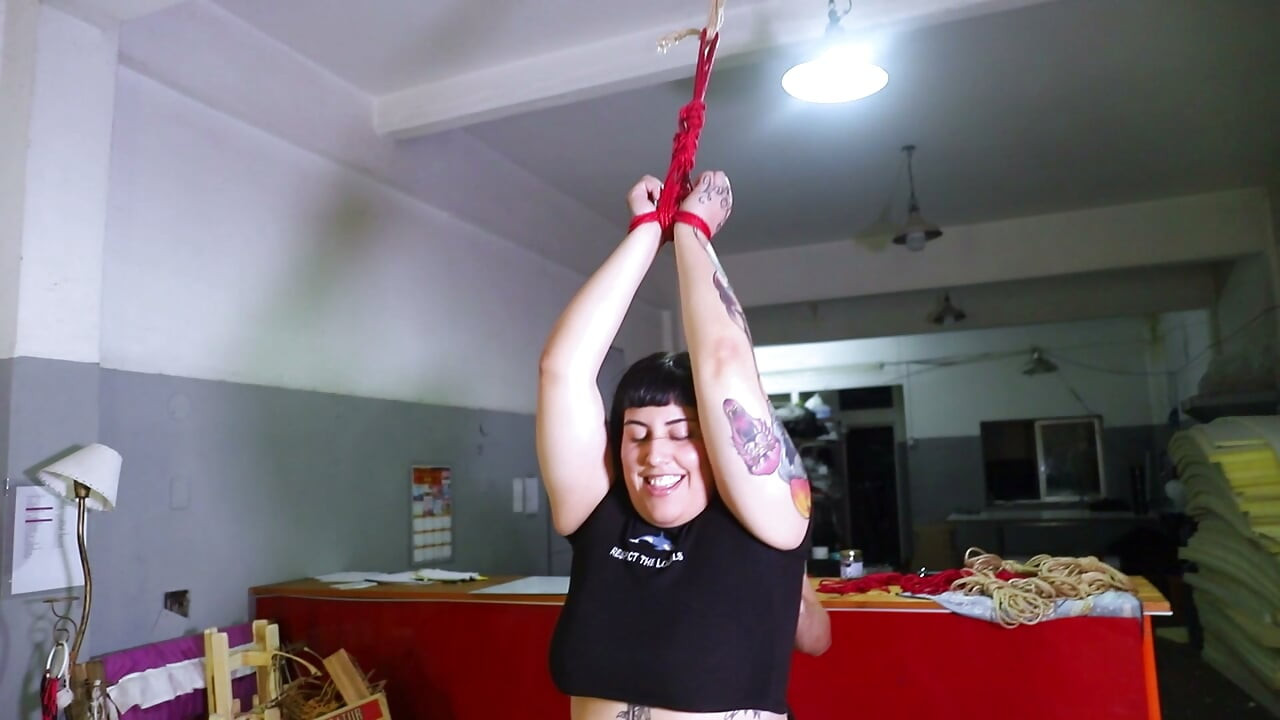 Sessão Quente De Bondage Com Uma Garota Gótica E Sua Buceta Vermelha Apertada