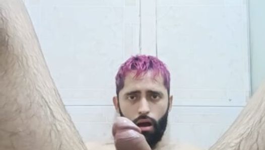 Pulă mare latino Camilo Brown folosind ulei și un vibrator la duș pentru a-și oferi un orgasm intens de prostată