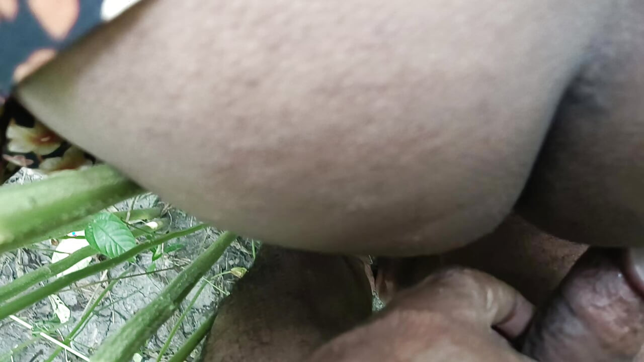 Am futut-o în timp ce era în câmpul de iută și m-am distrat foarte mult, apoi am ejaculat în vaginul ei.