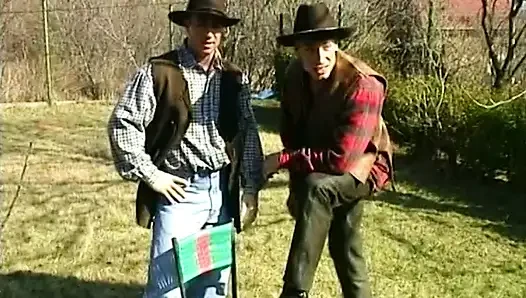 Çiftçi karısını sikiyor sadece kendi değil