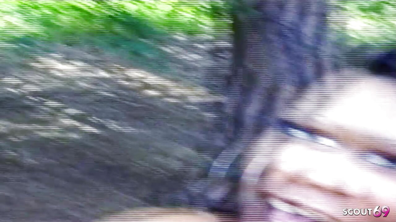 Ladyboy latin dengan kontol tebal dientot anal di luar ruangan oleh cowok-cowok