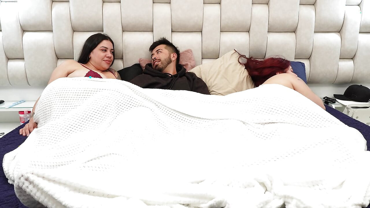 मेरा रूममेट मुझे अपने विशाल, समृद्ध लंड से आराम देता है जबकि मेरा प्रेमी मुझे धोखा देता है।