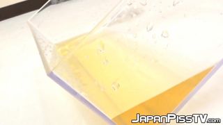 Tiny Japanese babes pissing hard in close up