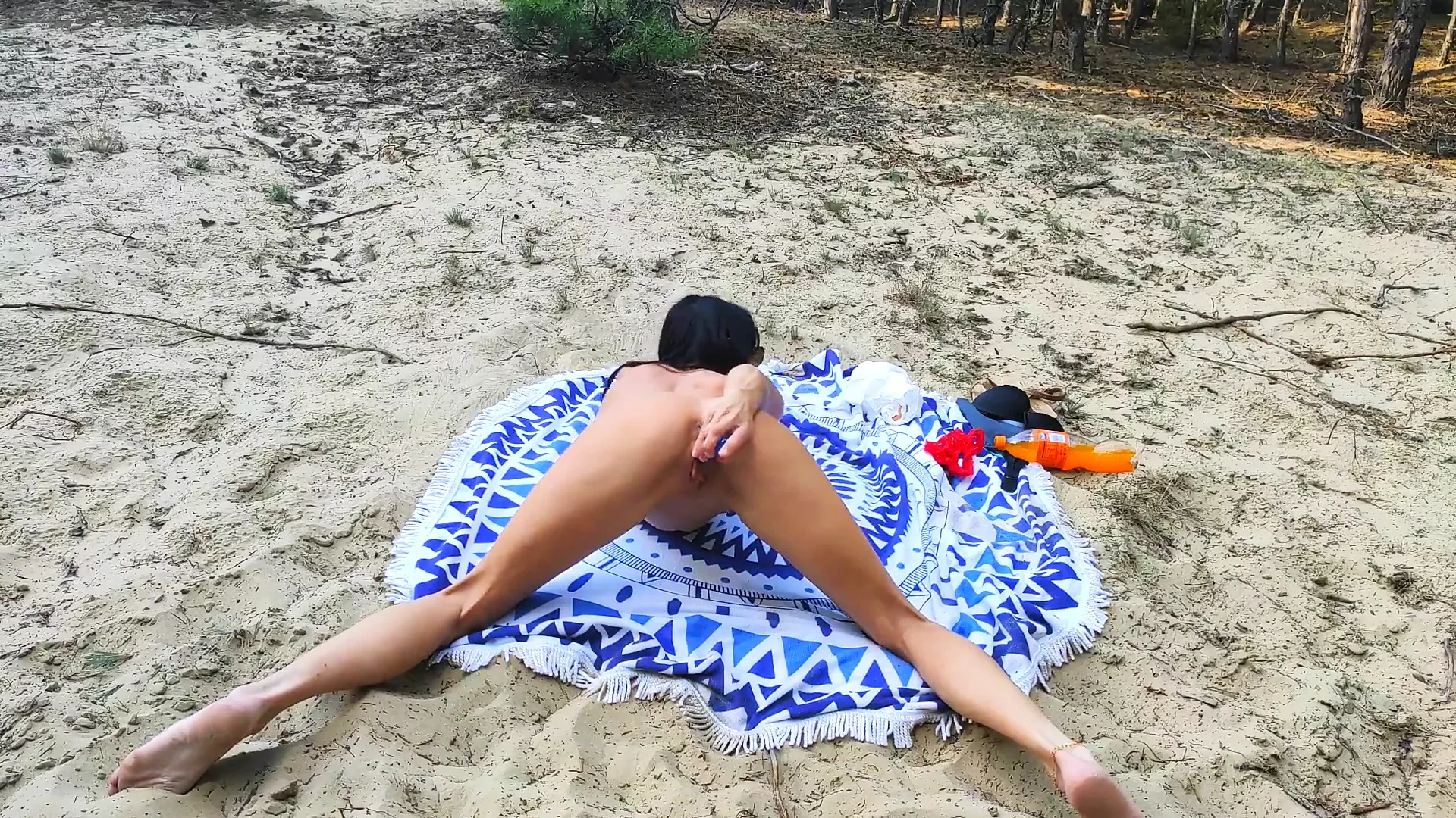 İnce esmer kız, ormanda yalnız, yapay penis ile lanet. victoria kai