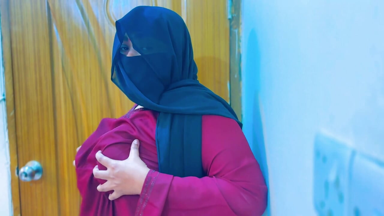 Egyptian Hot Maid Gets Super Horny & Start Masturbat in Office Room & Boss Start Handjob by Saw Her