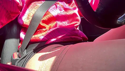 Ich zog über und reibte meine muschi im Auto, bis ich einen intensiven orgasmus hatte.