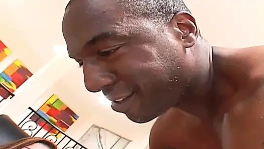 Bikinili orta yaşlı seksi kadın için inanılmaz ırklararası sikiş büyük siyah canavar yarak emiyor