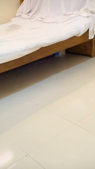 18+ ung bbw sexet hostel-pige ser porno og onanerer, da hendes kæreste kommer og knepper hende hårdt i flere stillinger | Klip 1