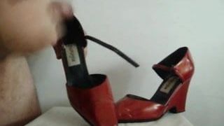 Éjaculation sur les chaussures rouges d&#39;un ami