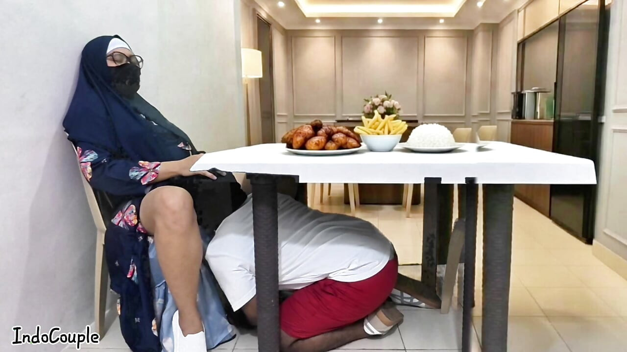 Guru sekolah hijab muslim pergi untuk kencan dengan bintang