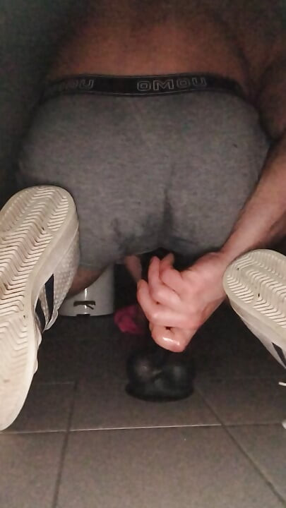 Toilet umum dientot terpisah, sesaat sebelum lubang kemuliaan dan menunggu