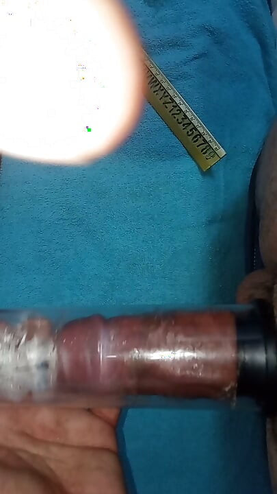 POV: Penis pompası denemek.