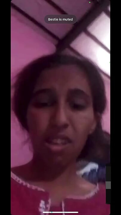 בחורה פקיסטנית מציגה את הציצים והתחתונים שלה מול החבר שלה