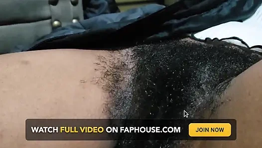 Schätzchen mit behaarter muschi genießt eine mutige und sinnliche Erfahrung mit selbstbewußter Energie, roher Chemie und intimer Verbindung