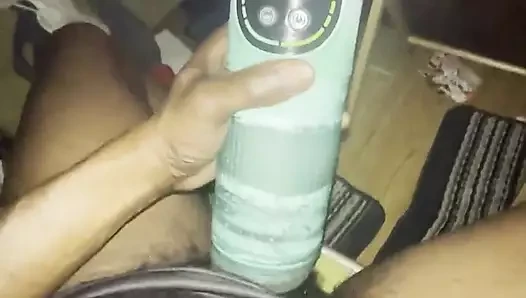 Otomatik vuruşlu oyuncakla tek başına mastürbasyon yapıyor