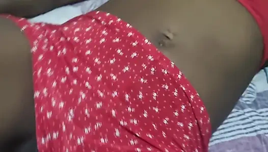 DER STIEFVATER ÜBERRASCHTE DIE STIEFTOCHTER, INDEM ER IHREN SCHWANZ BERÜHRTE, MIT 18 HATTE SIE IHR IMMER NOCH KEINE MUSCHI GEGEBEN