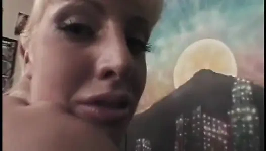 Junge blondine ist eine expertin beim schwanzlutschen und wird vollgespritzt