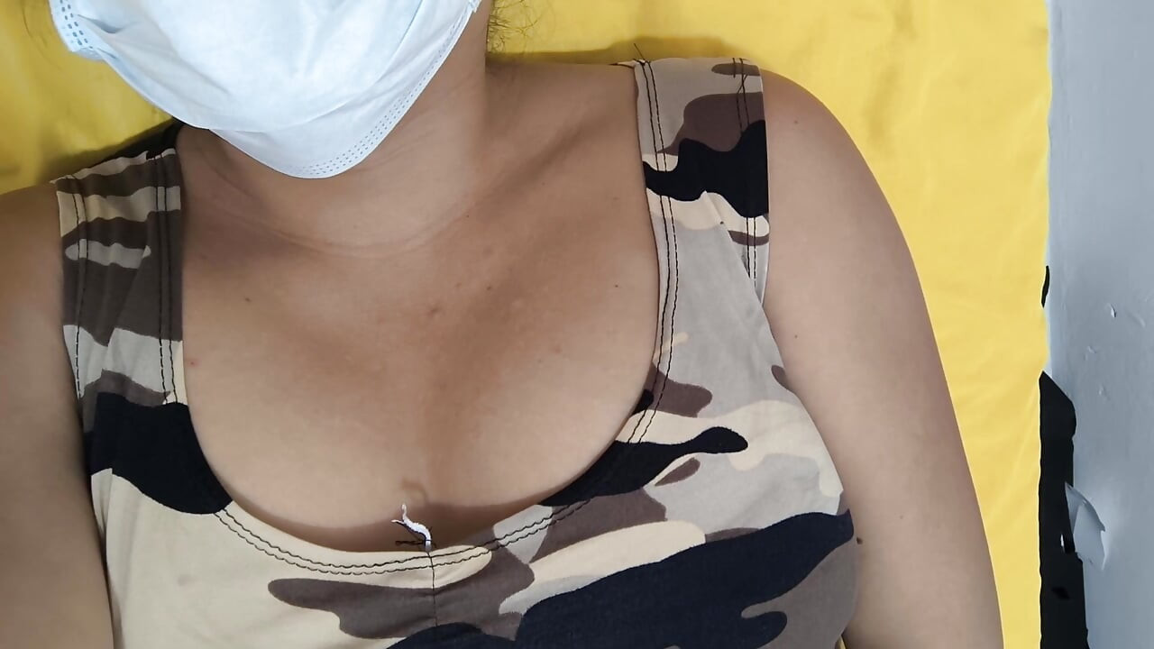 Aku sendirian di rumah dan menjelajahi tubuhku sebelum masturbasi. Aku pelacur hot