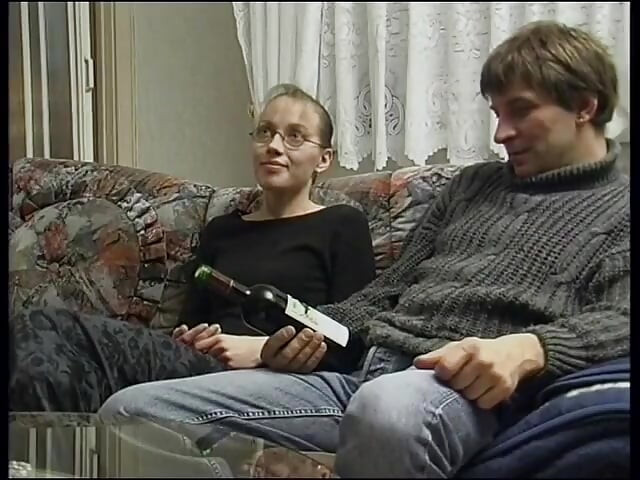 Urocza loszka z małymi cyckami rucha się na kanapie