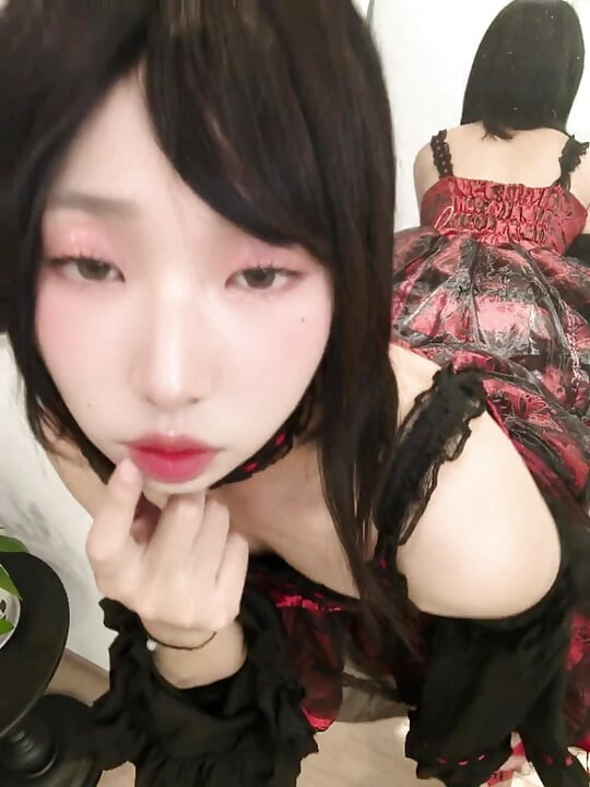 Fickmaschine zerstört die muschi der chinesischen süßen Sissy und squirtet am ende!