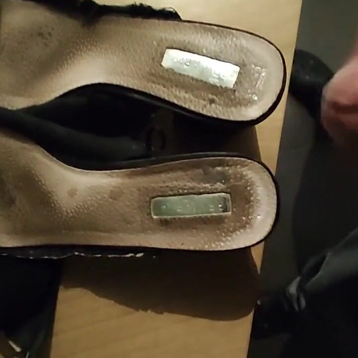Ejaculare pe pantofi cu amprente