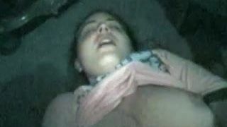 Fette Frau masturbiert mit Dildo, während sie anal ist