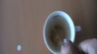 Éjacule dans une tasse de café