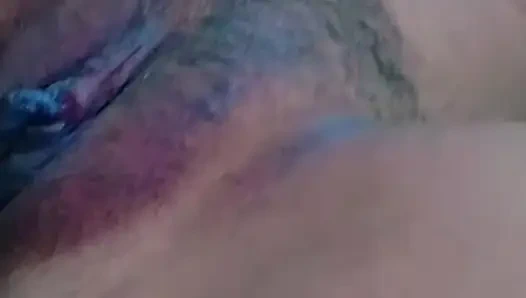 Моя девушка давит на ее сиськи и трахает пальцами ее возбужденную киску для куколда хочет беременной