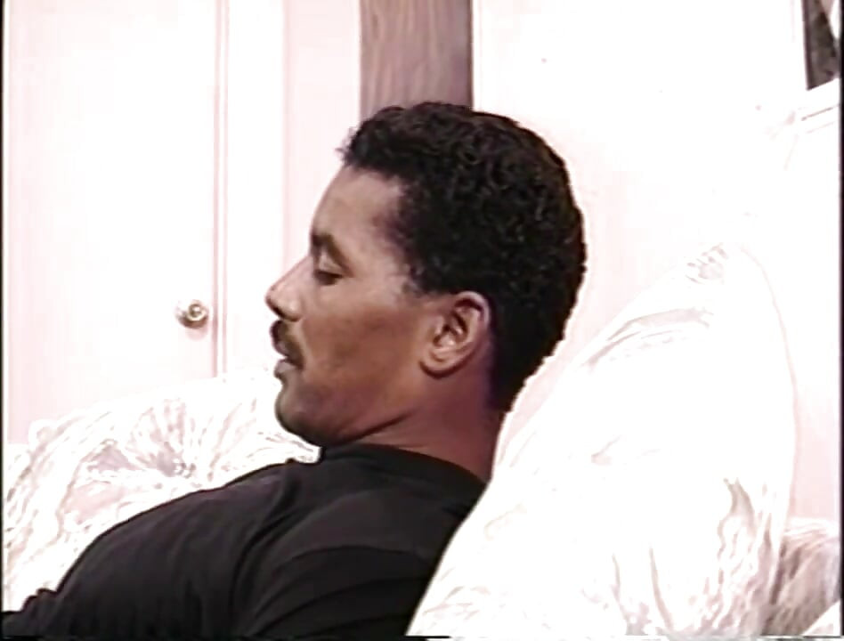 Sexy tetas pequeñas chica negra penetrada analmente