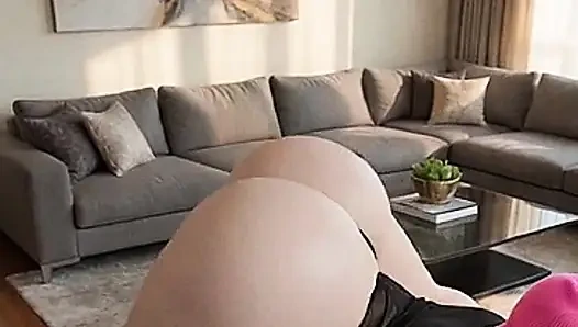 Büyük götlü siyah bebekli kadın