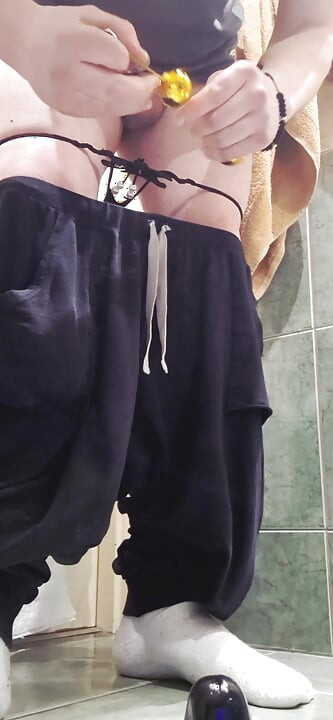 Husband Jerk off to sink he is fast becasue wife can catch