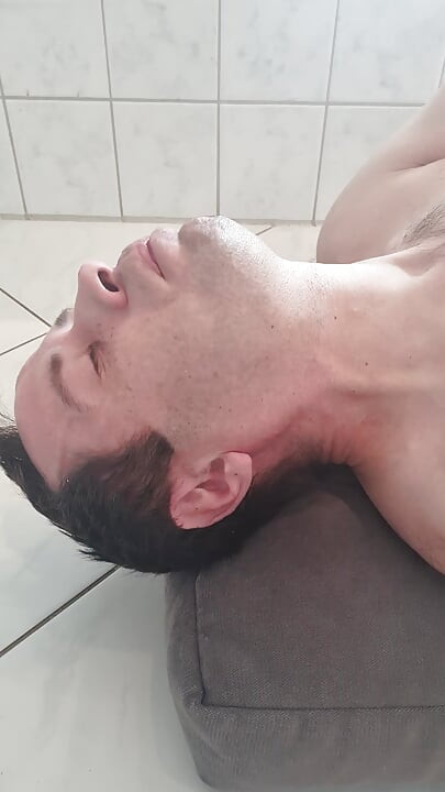 Eu como minha própria garganta