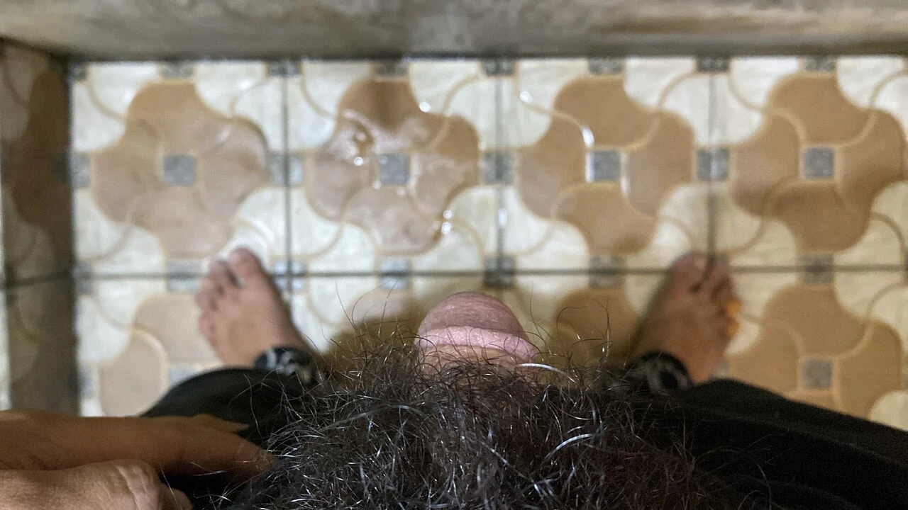 Kon het niet inhouden! Snel aftrekken in de badkamer om het allemaal vrij te laten!
