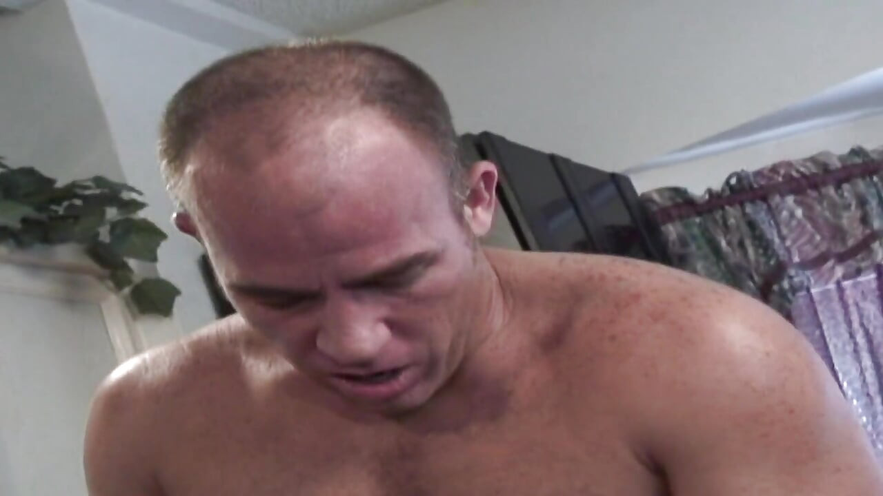 Blonde teef wordt ruw geneukt en slikt sperma