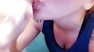 Volles video! Überraschungs-dusche blowjob! Ich bin so eine gute spermaschlampen-ehefrau