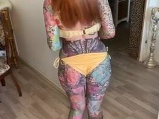 Tattoo model in gele bikini