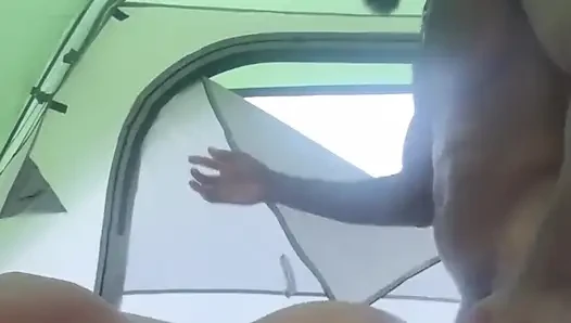 Die Wildnis hat Spaß machen. aber das Zelt hatte die meisten action