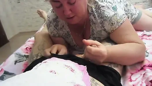 Ibu mertuaku binal banget kalau lagi asik nyepong kontolku dan dicrot di mulutnya