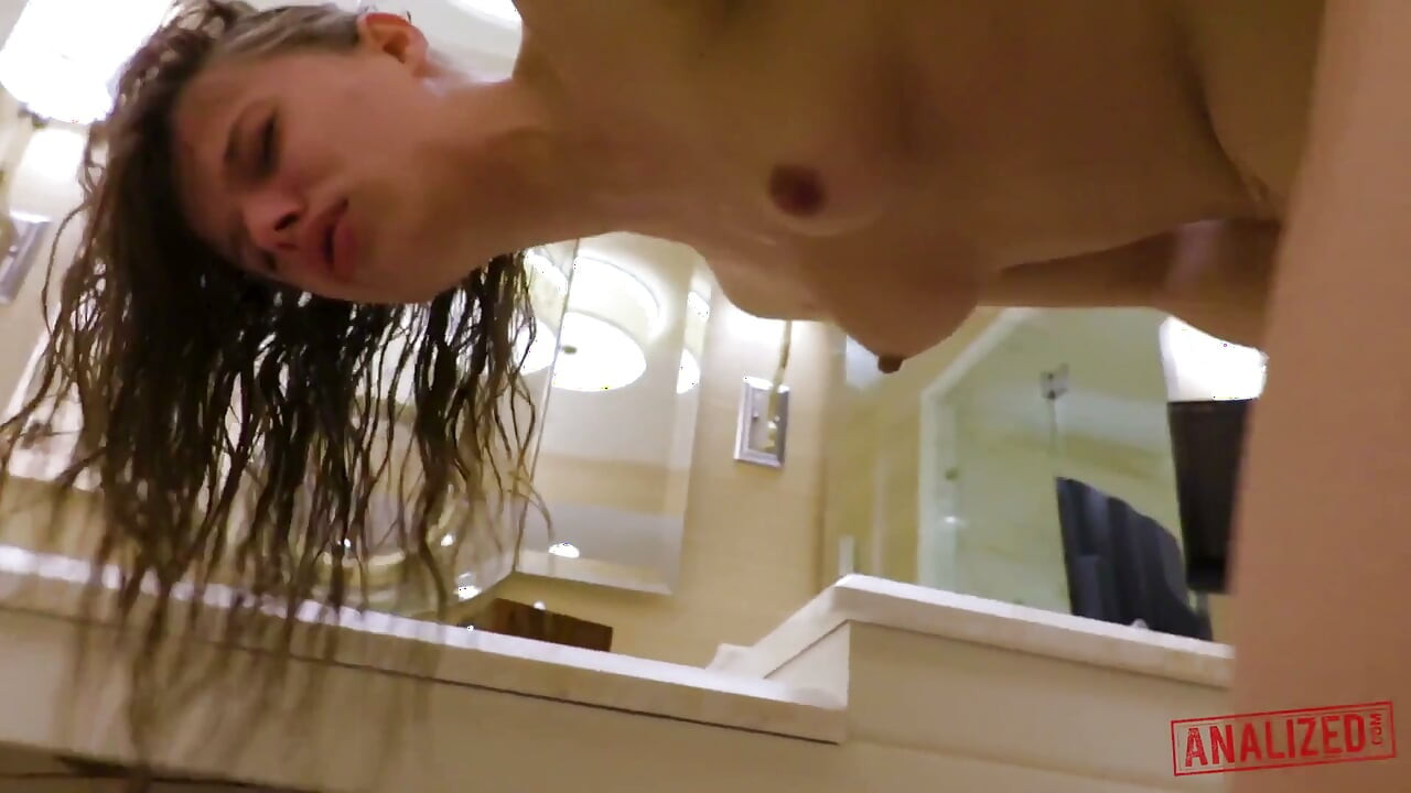 Jillian Janson vú nhỏ đụ lỗ hậu trong phòng tắm